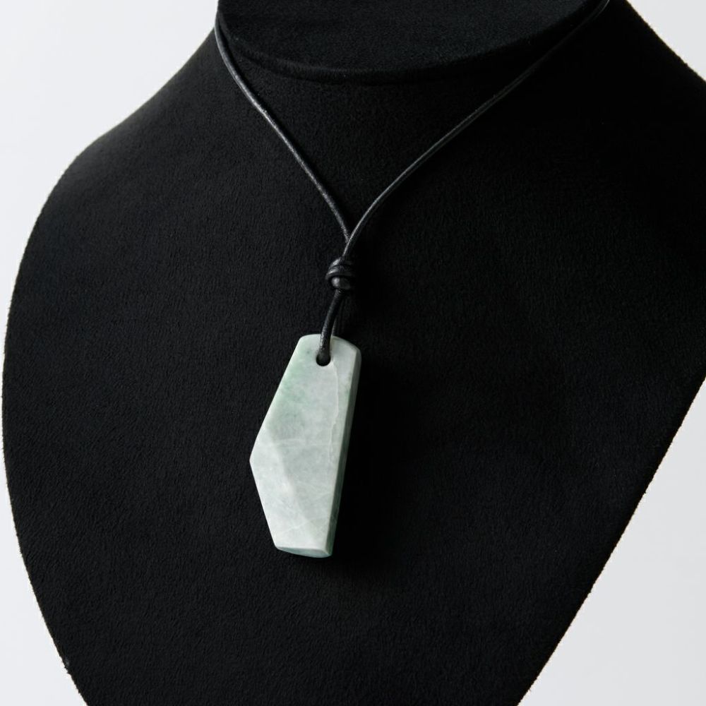 翡翠ペンダント