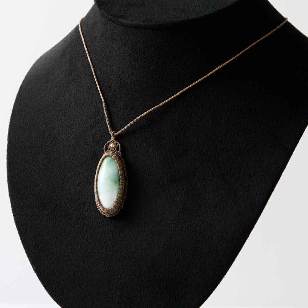 翡翠ペンダント