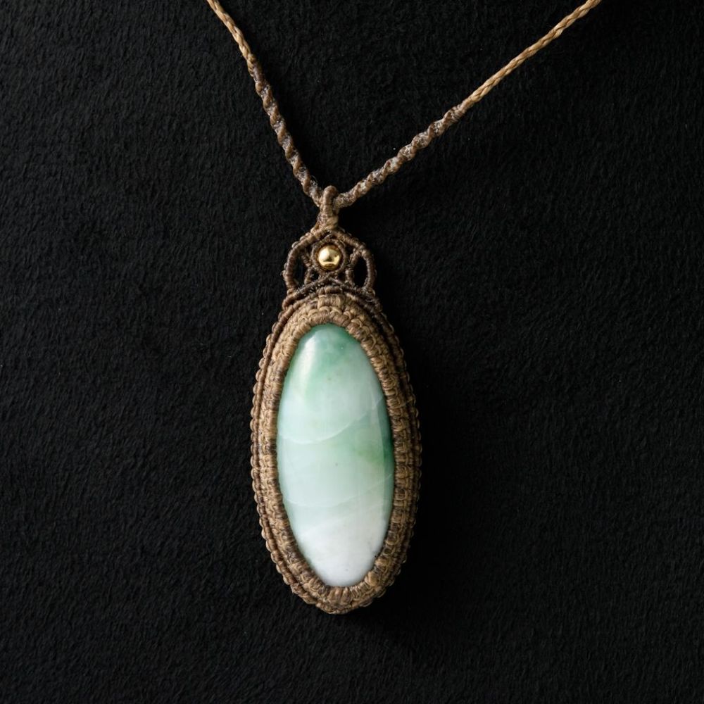 翡翠ペンダント