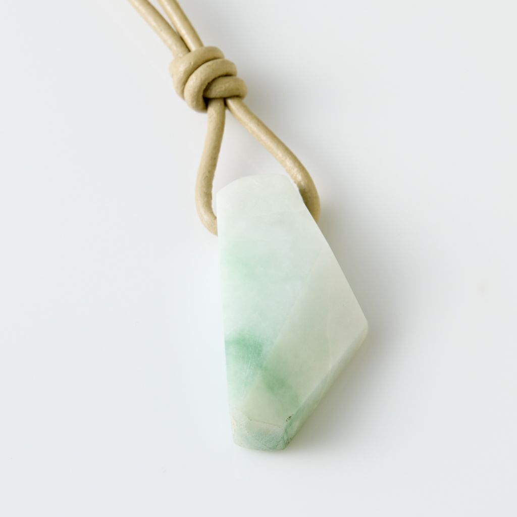 翡翠ペンダント