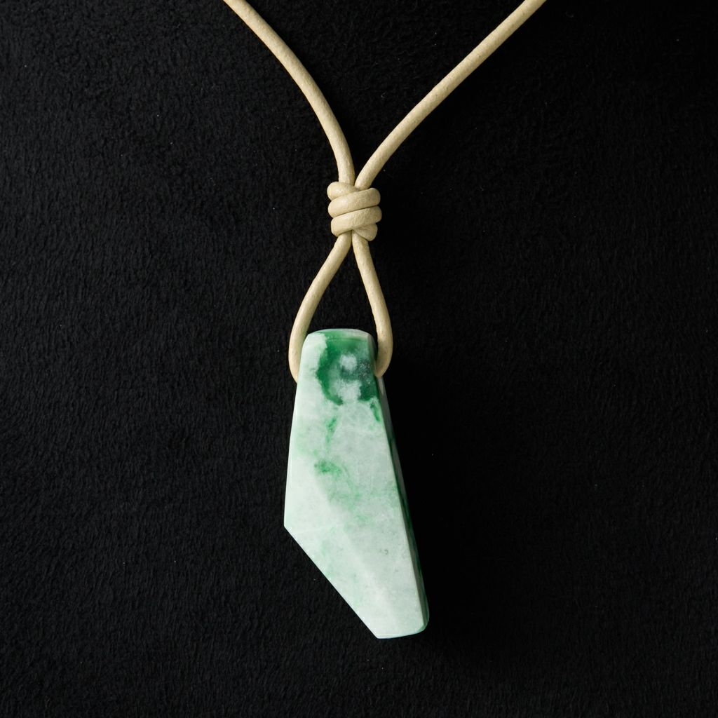 翡翠ペンダント