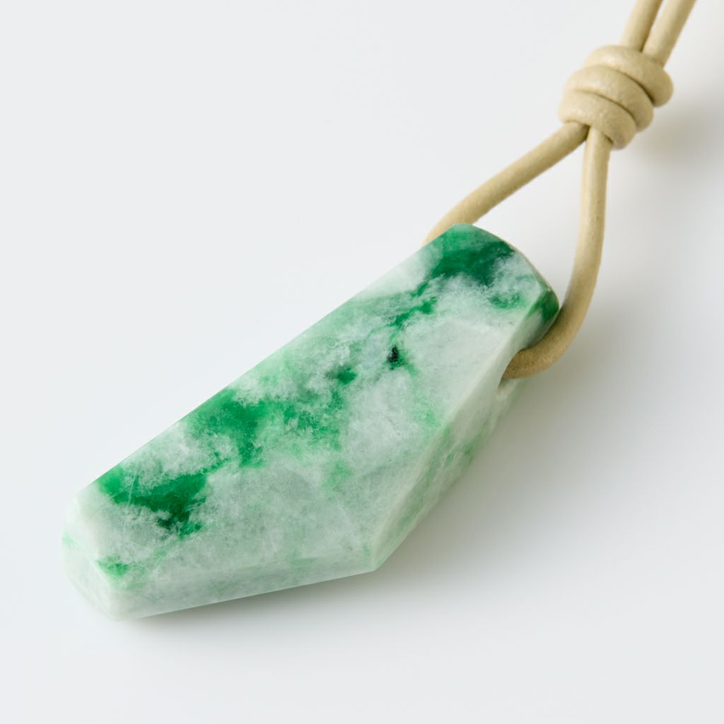 翡翠ペンダント