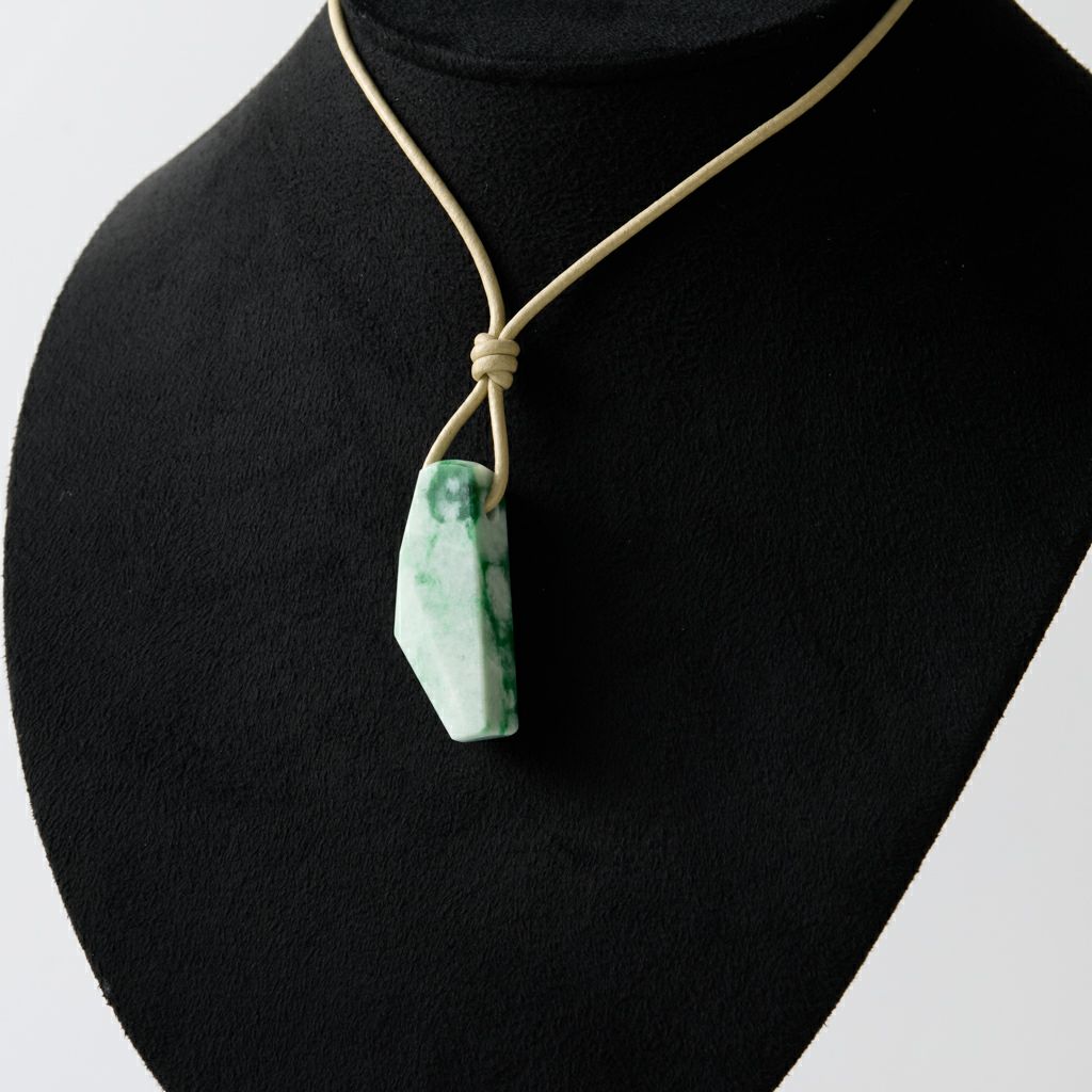 翡翠ペンダント
