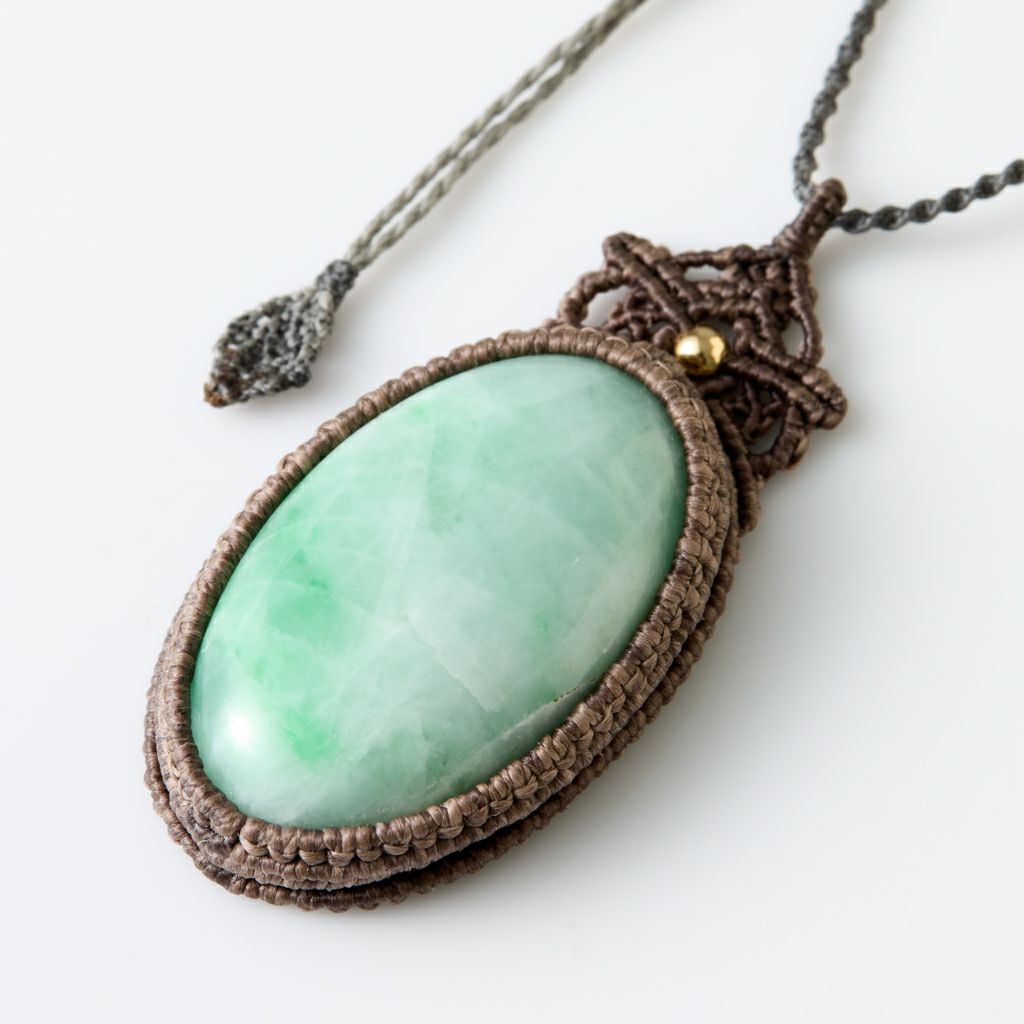 翡翠ペンダント