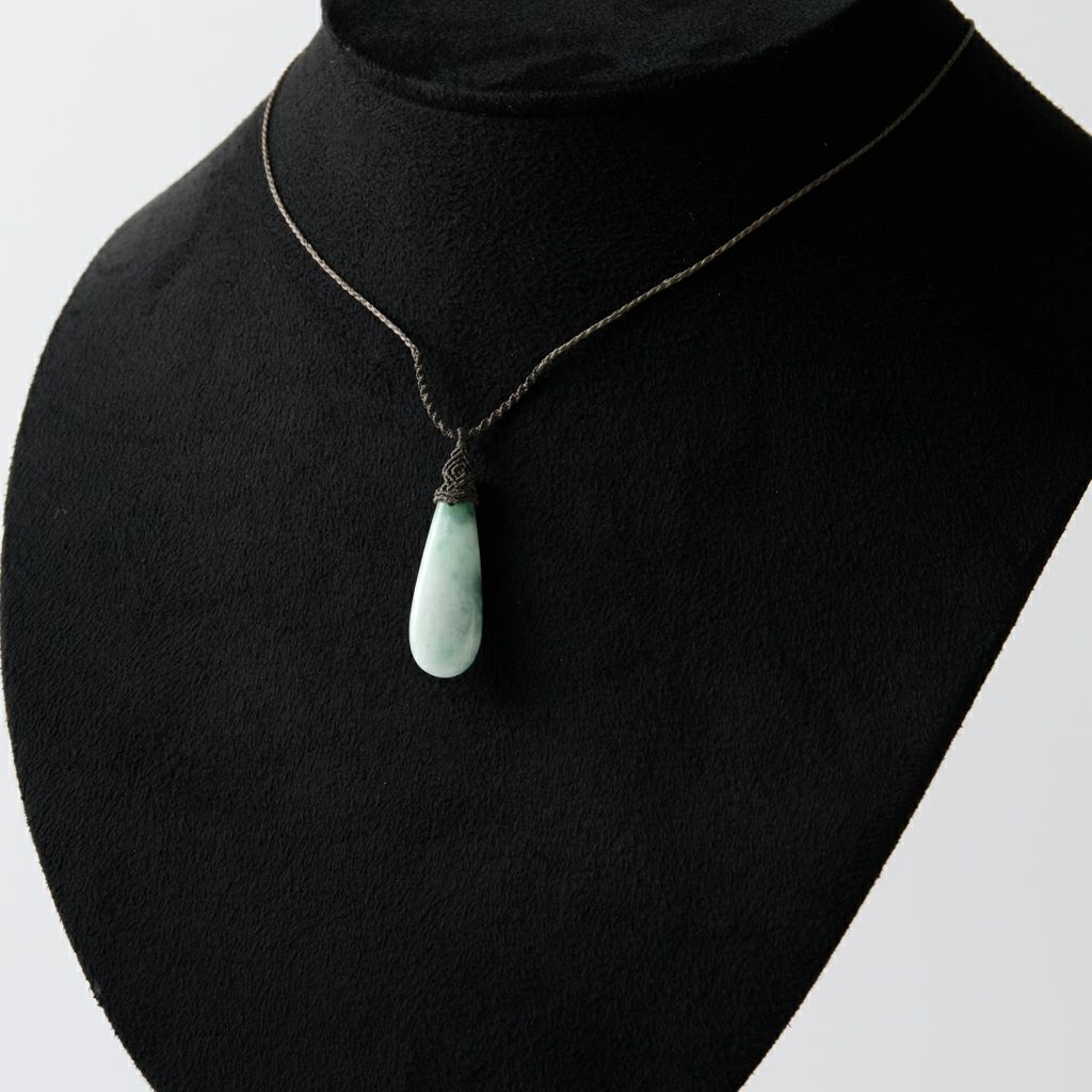 翡翠ペンダント