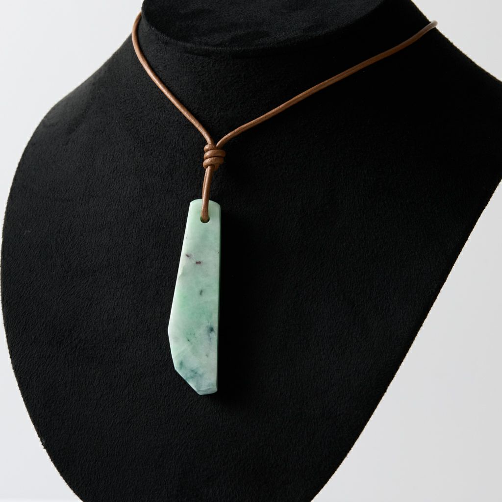 翡翠ペンダント