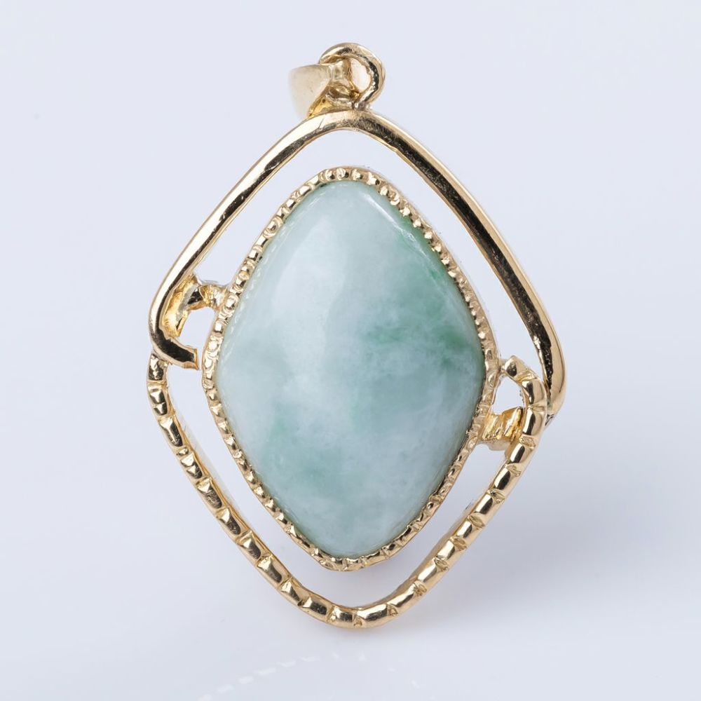 翡翠ペンダント