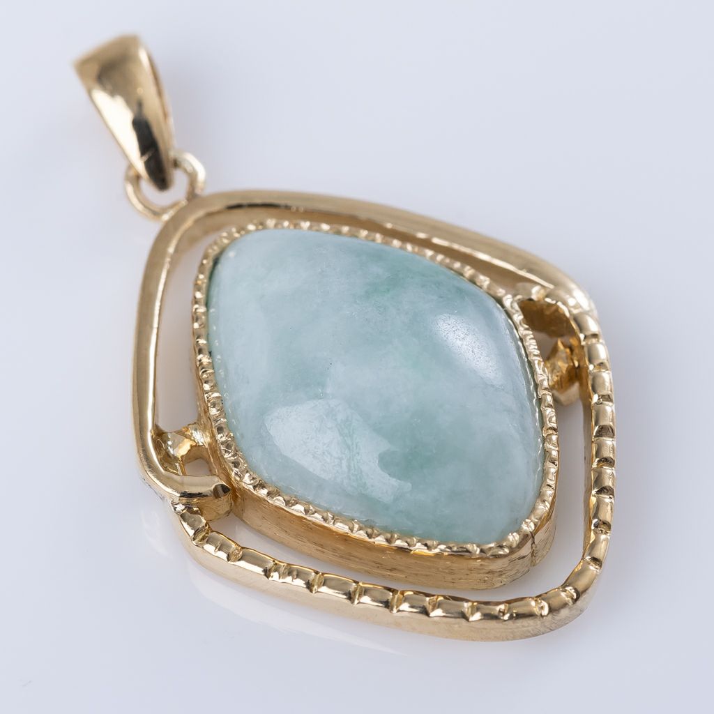 翡翠ペンダント