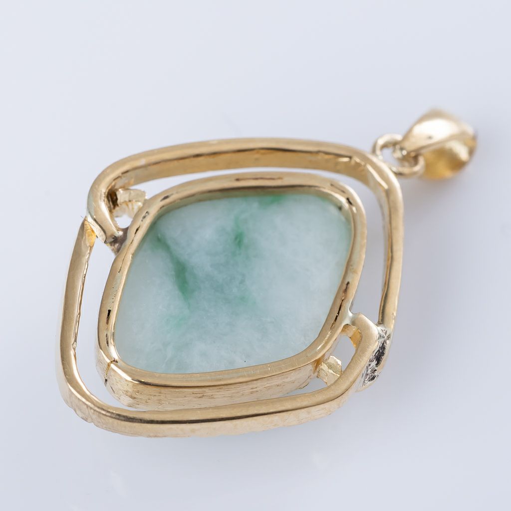 翡翠ペンダント