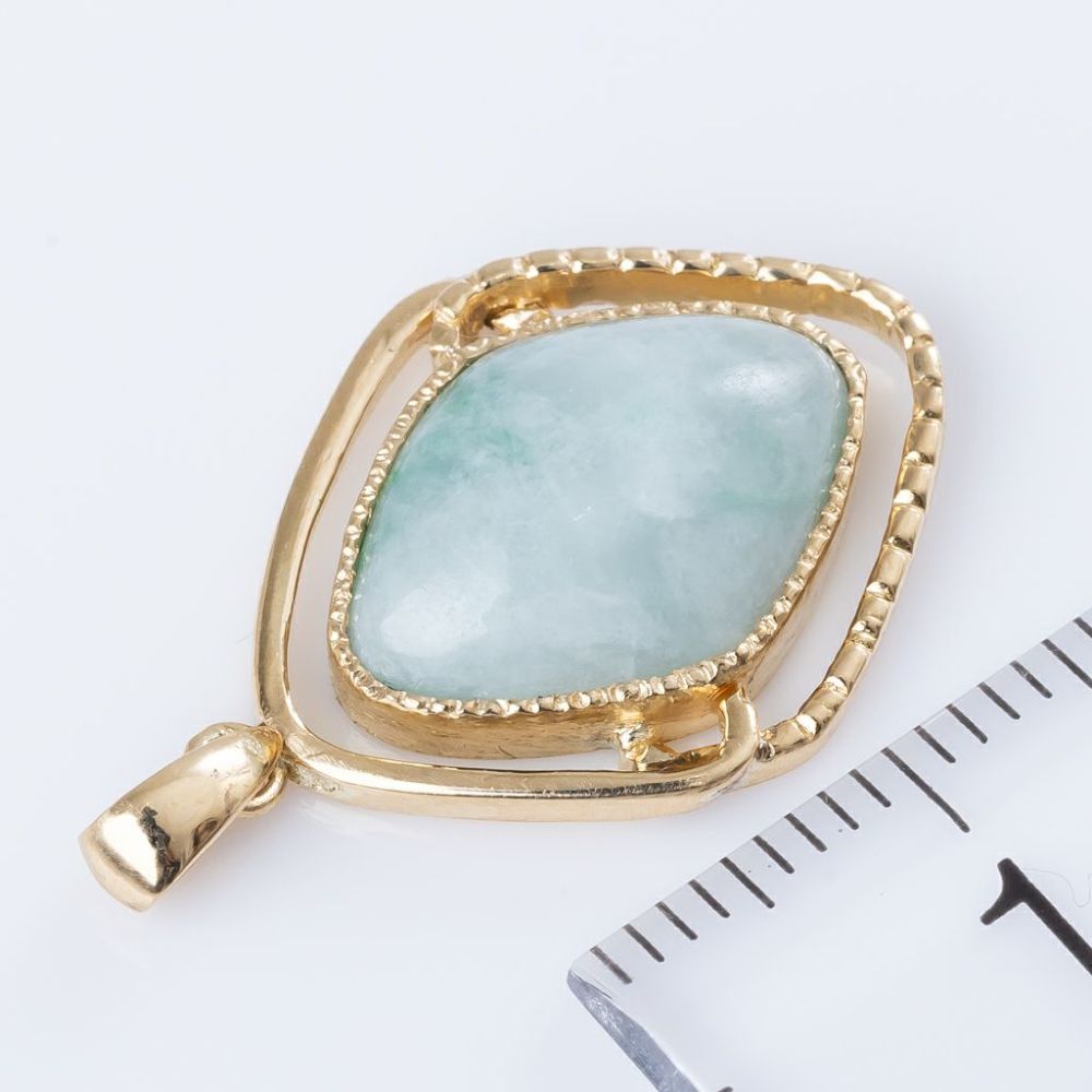 翡翠ペンダント