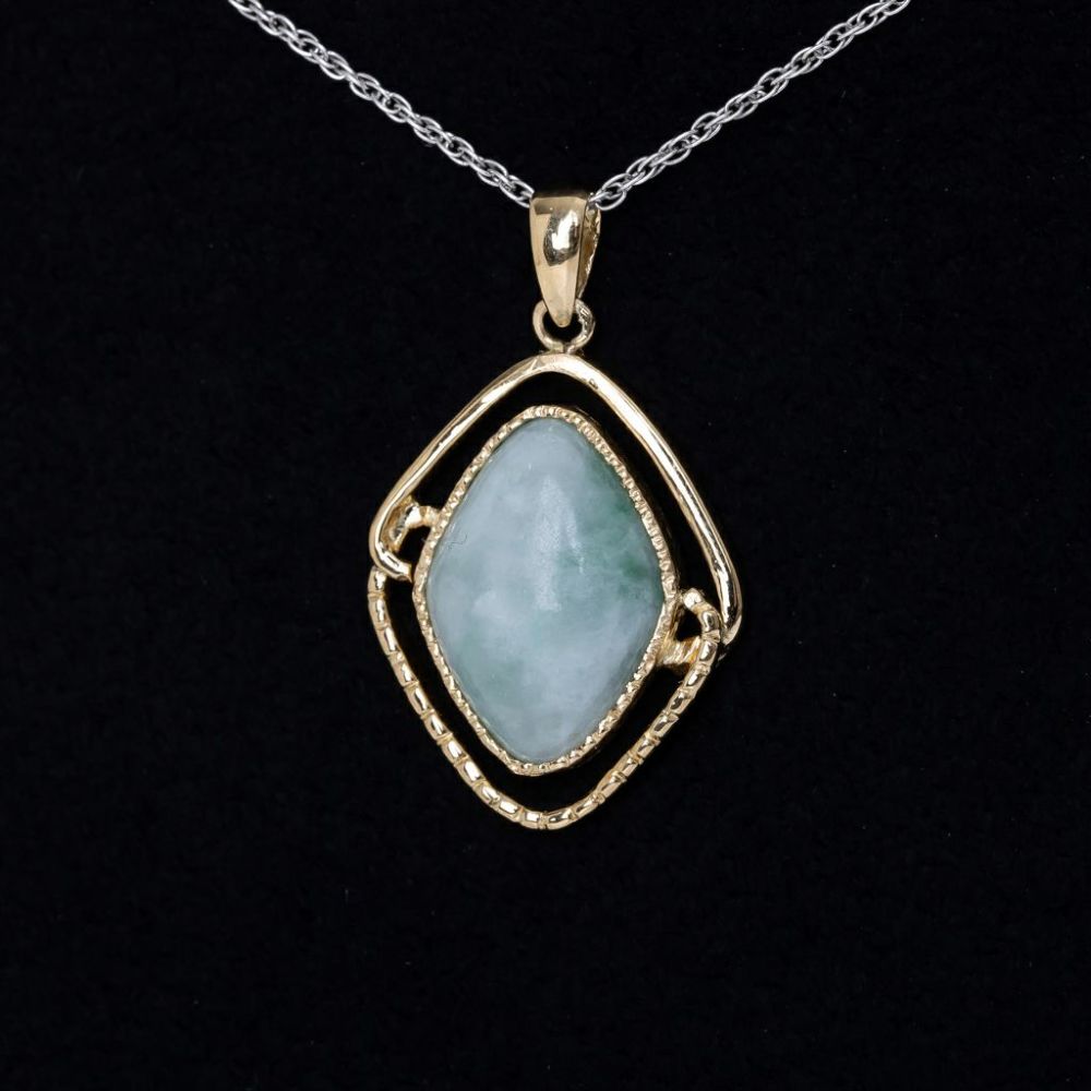 翡翠ペンダント