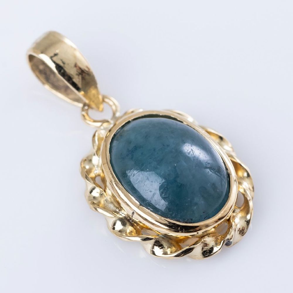 翡翠ペンダント