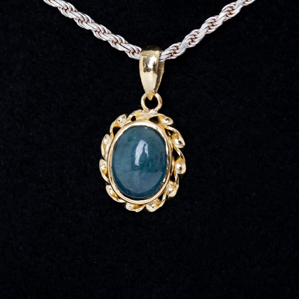 翡翠ペンダント