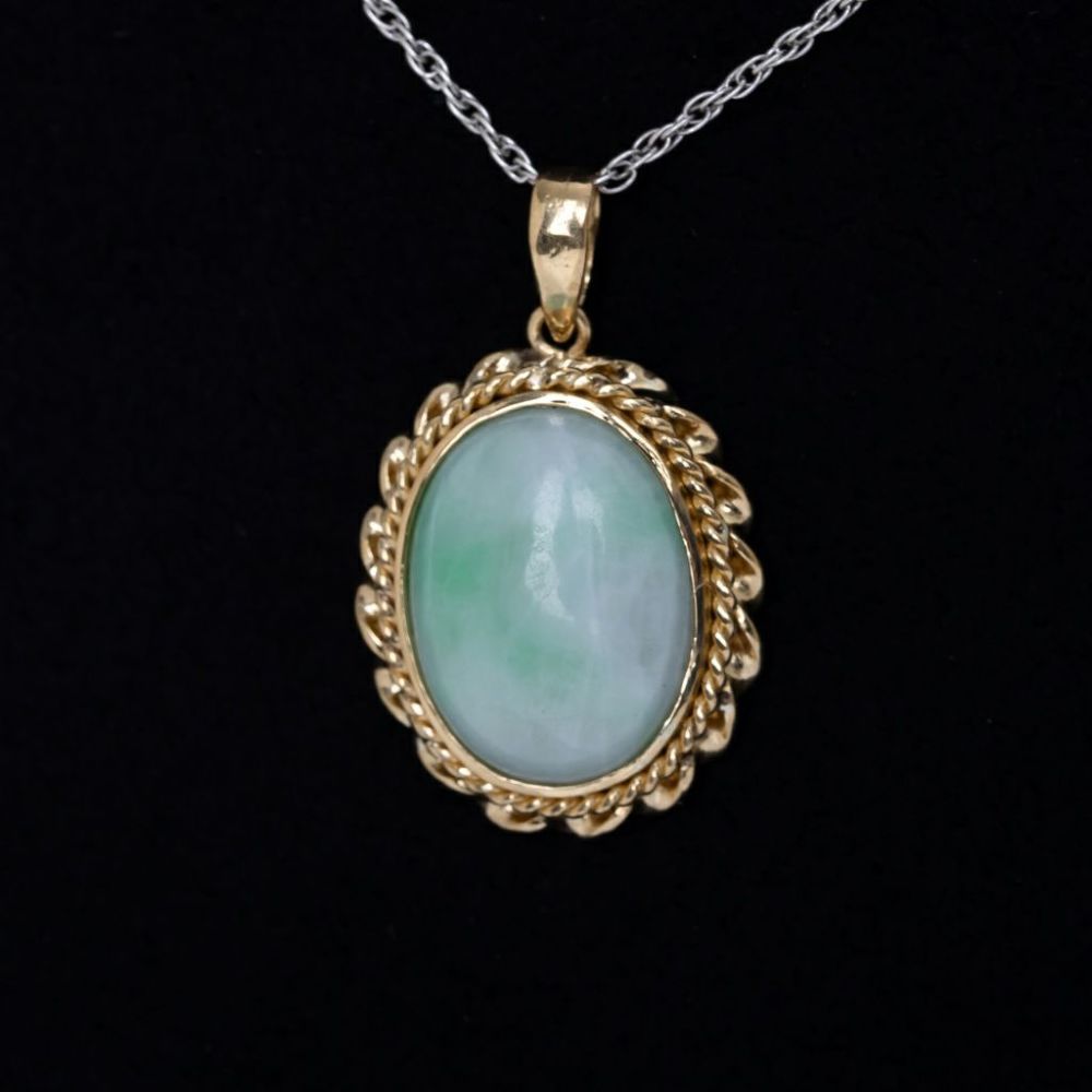 翡翠ペンダント