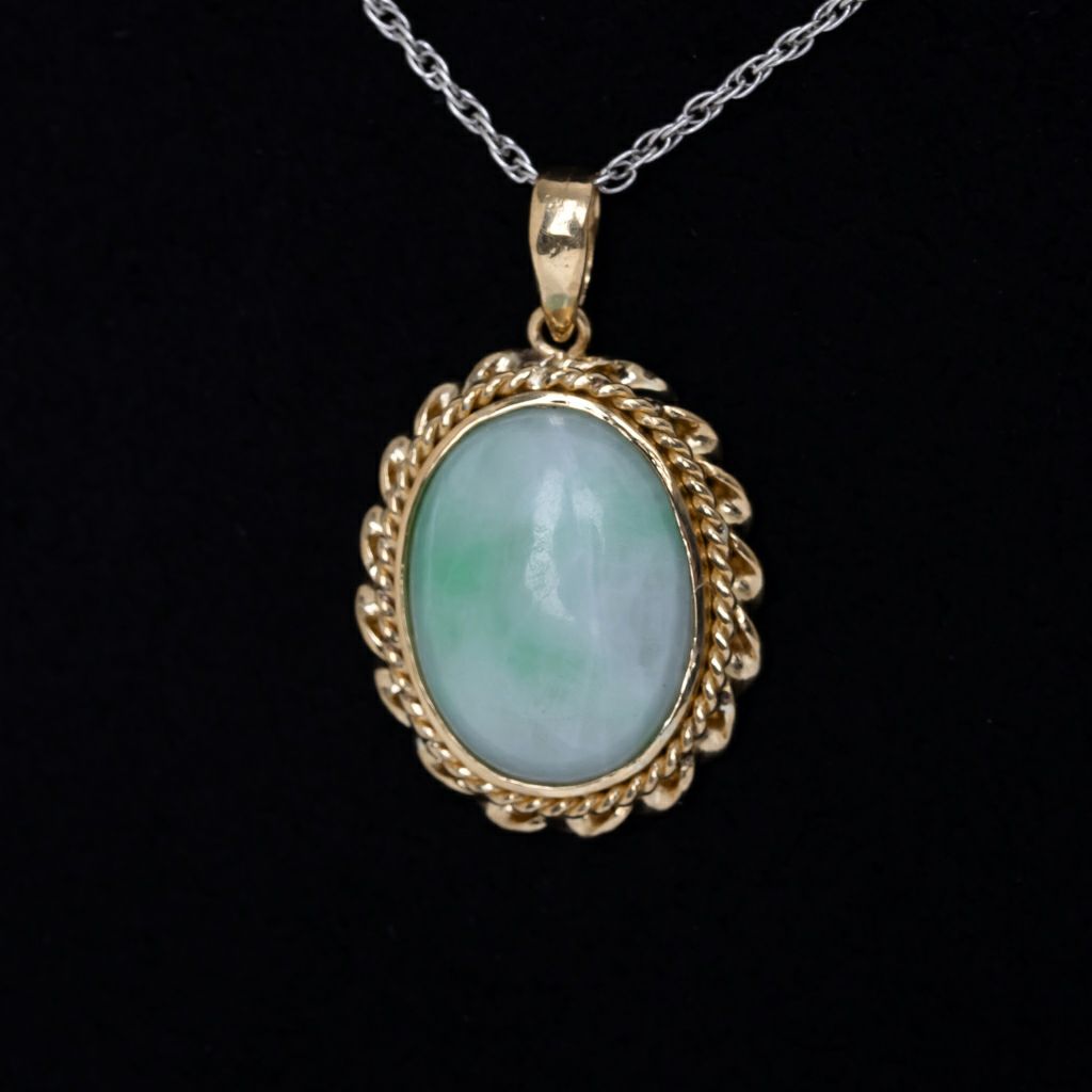 翡翠ペンダント