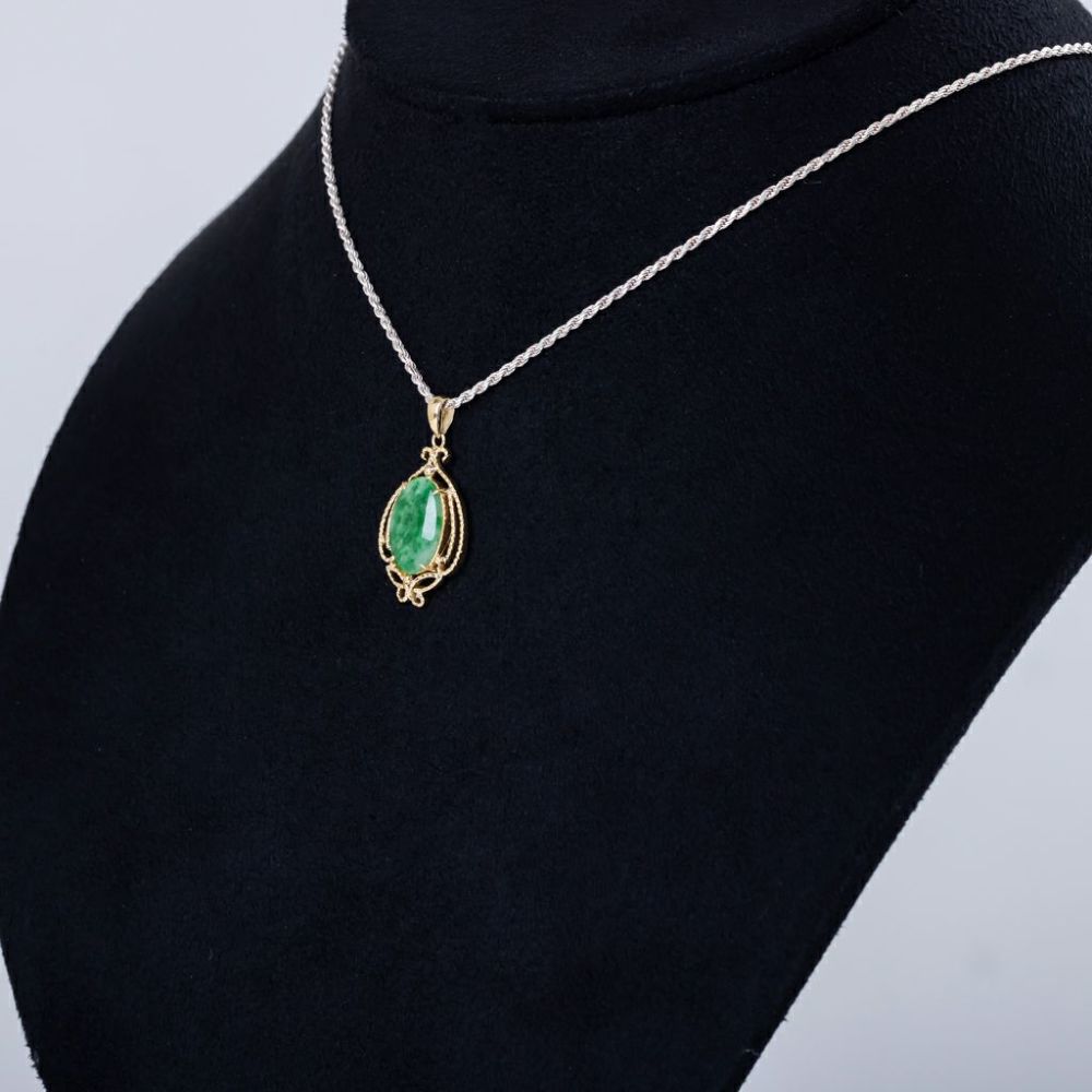 翡翠ペンダント