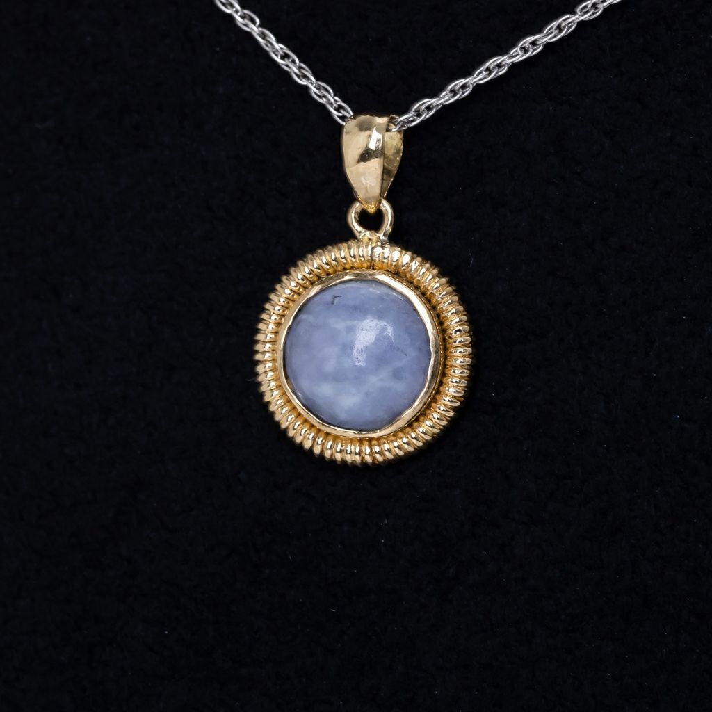 翡翠ペンダント