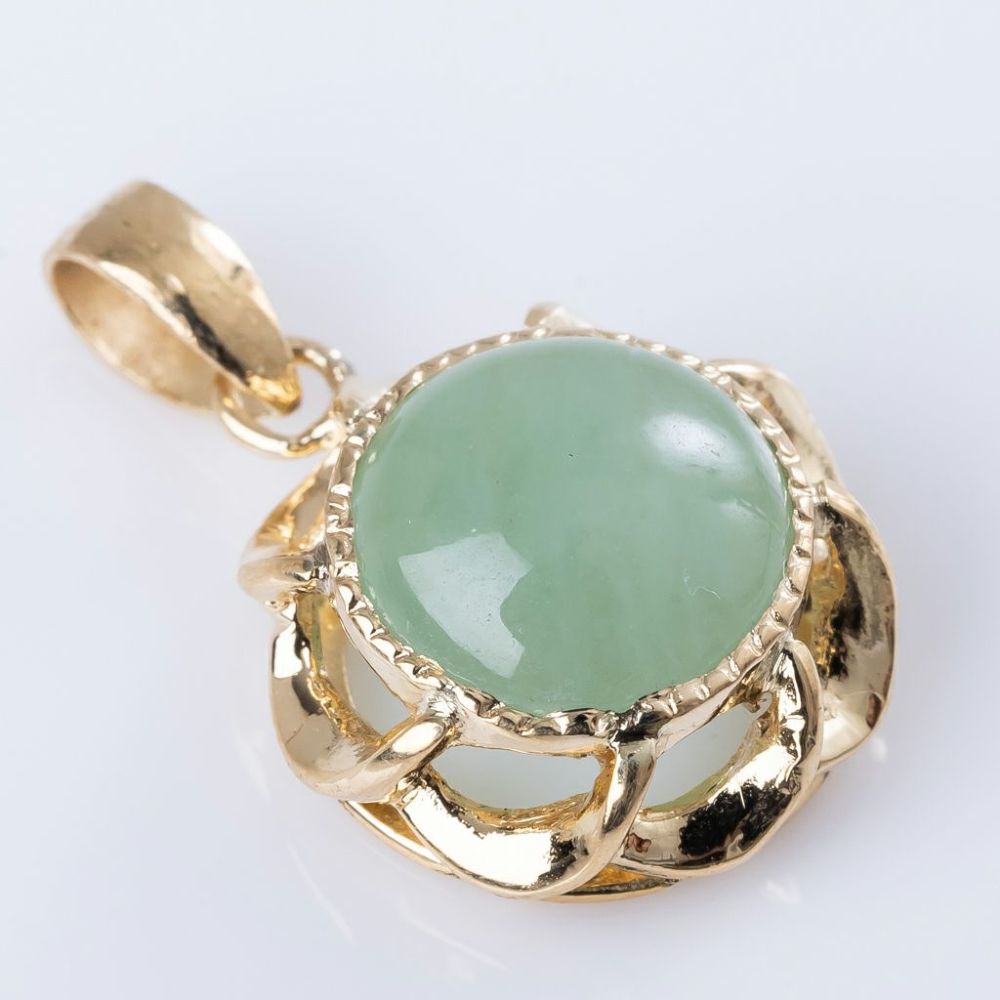 翡翠ペンダント