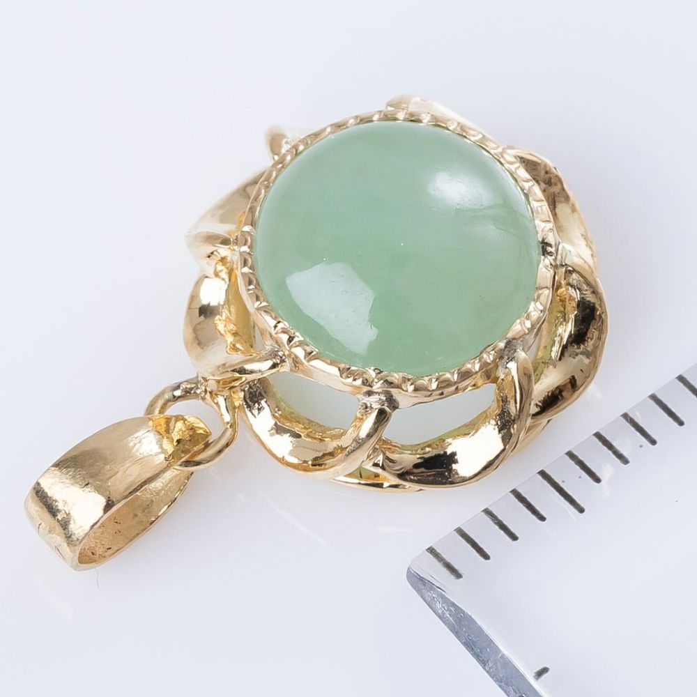 翡翠ペンダント