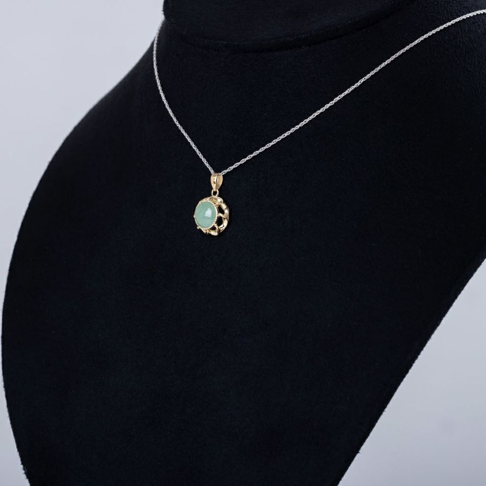 翡翠ペンダント