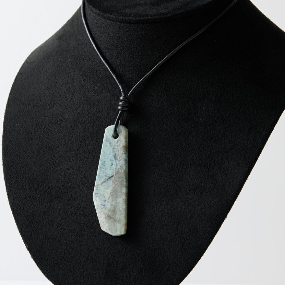 翡翠ペンダント