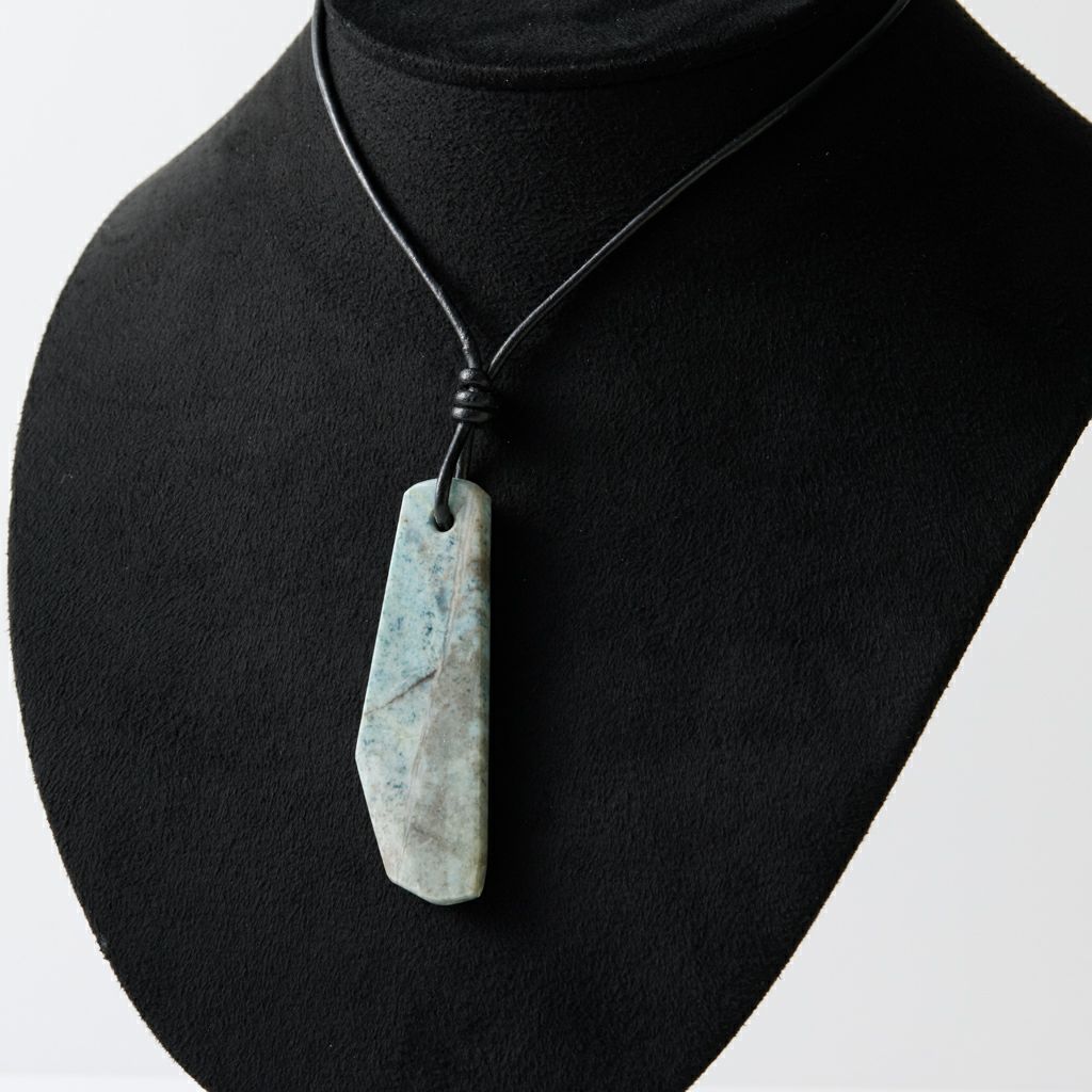 翡翠ペンダント