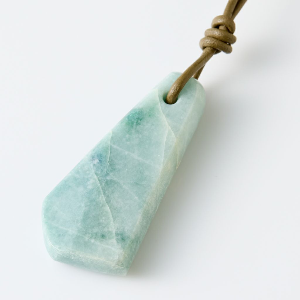 翡翠ペンダント