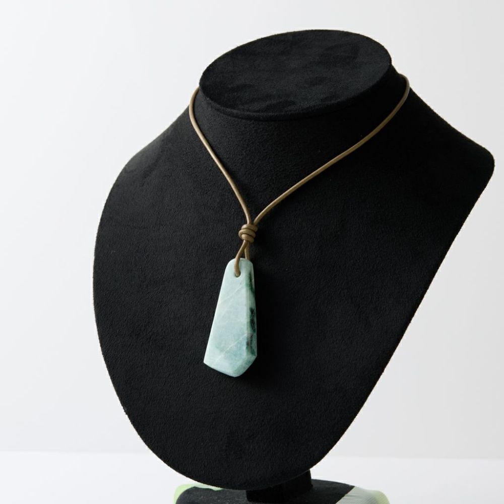 翡翠ペンダント