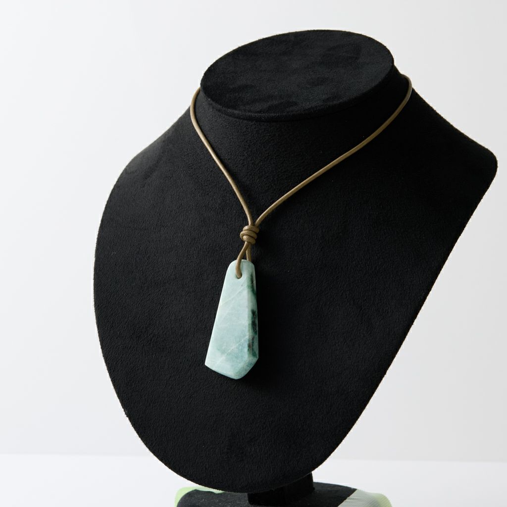 翡翠ペンダント