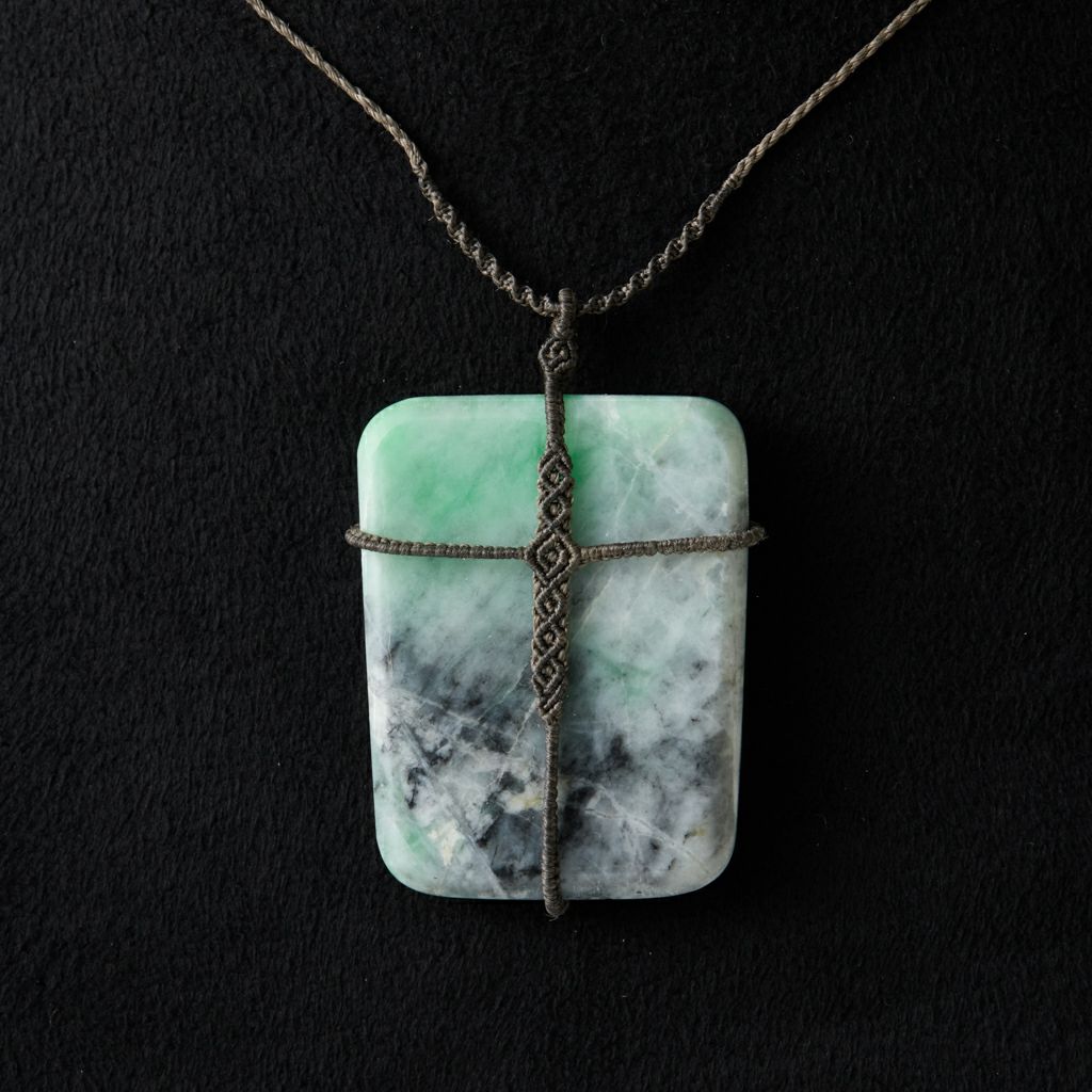 翡翠ペンダント