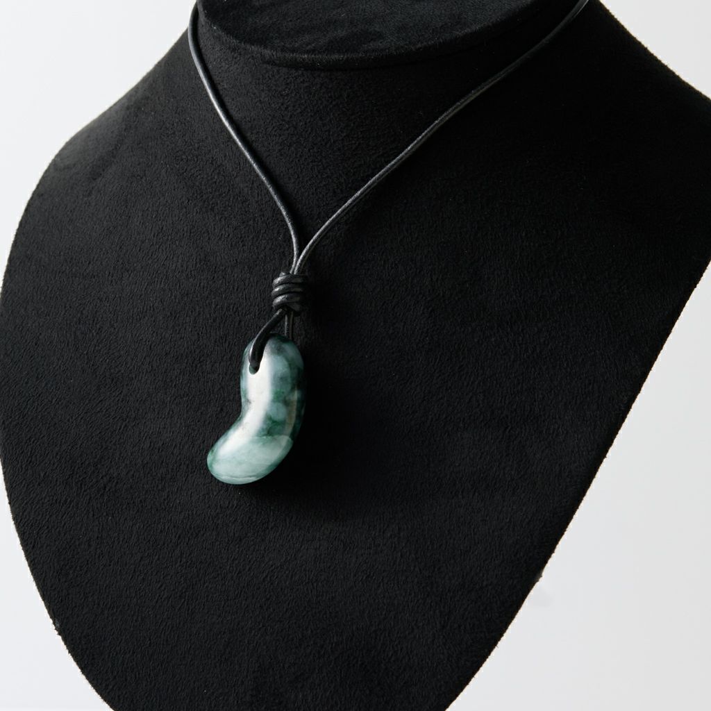 翡翠ペンダント