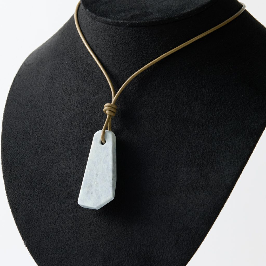 翡翠ペンダント