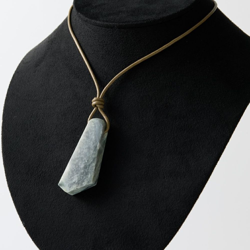 翡翠ペンダント