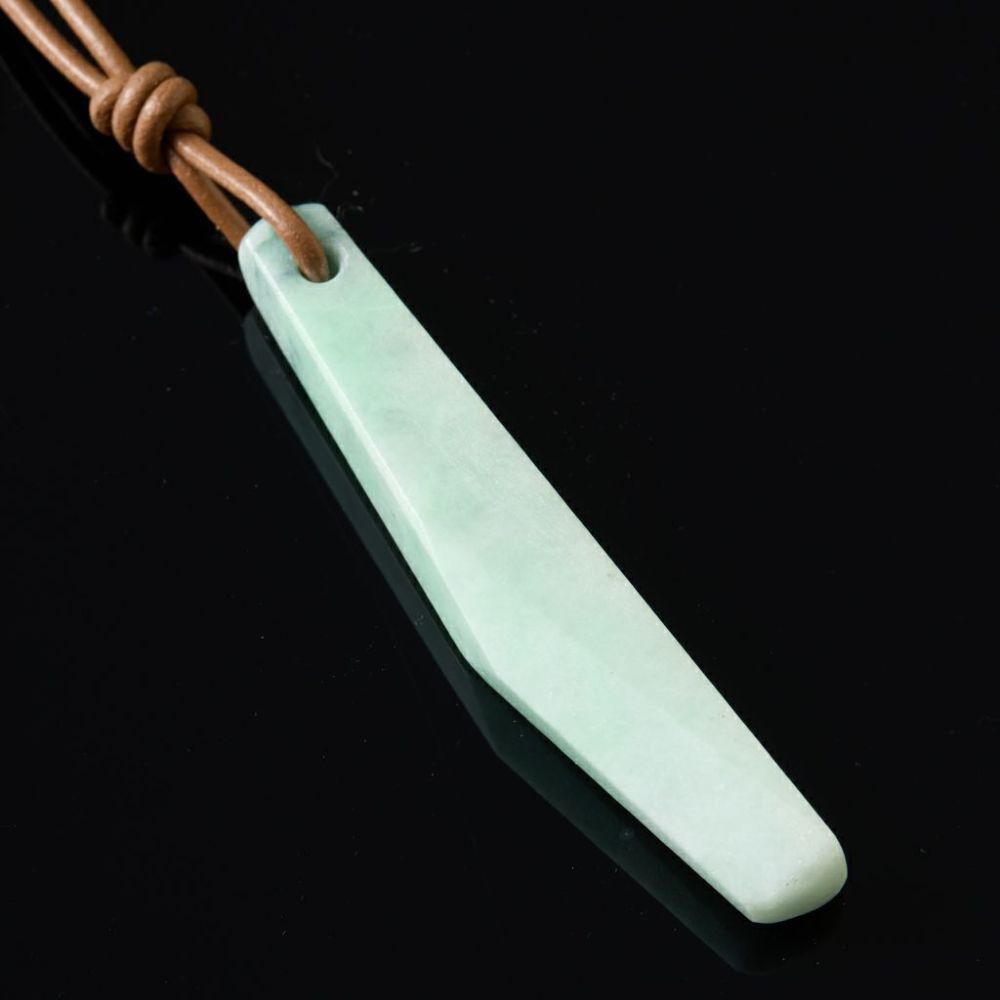 翡翠ペンダント