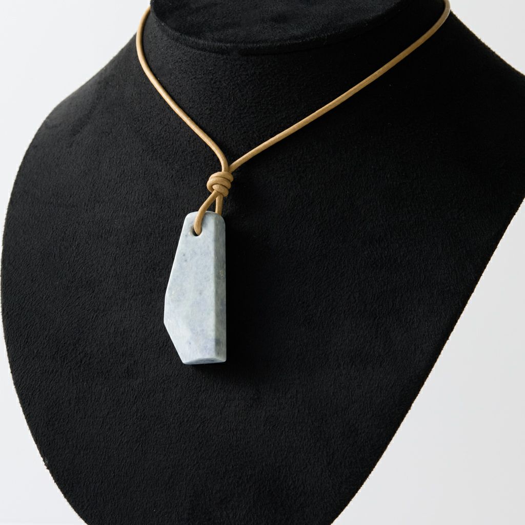 翡翠ペンダント