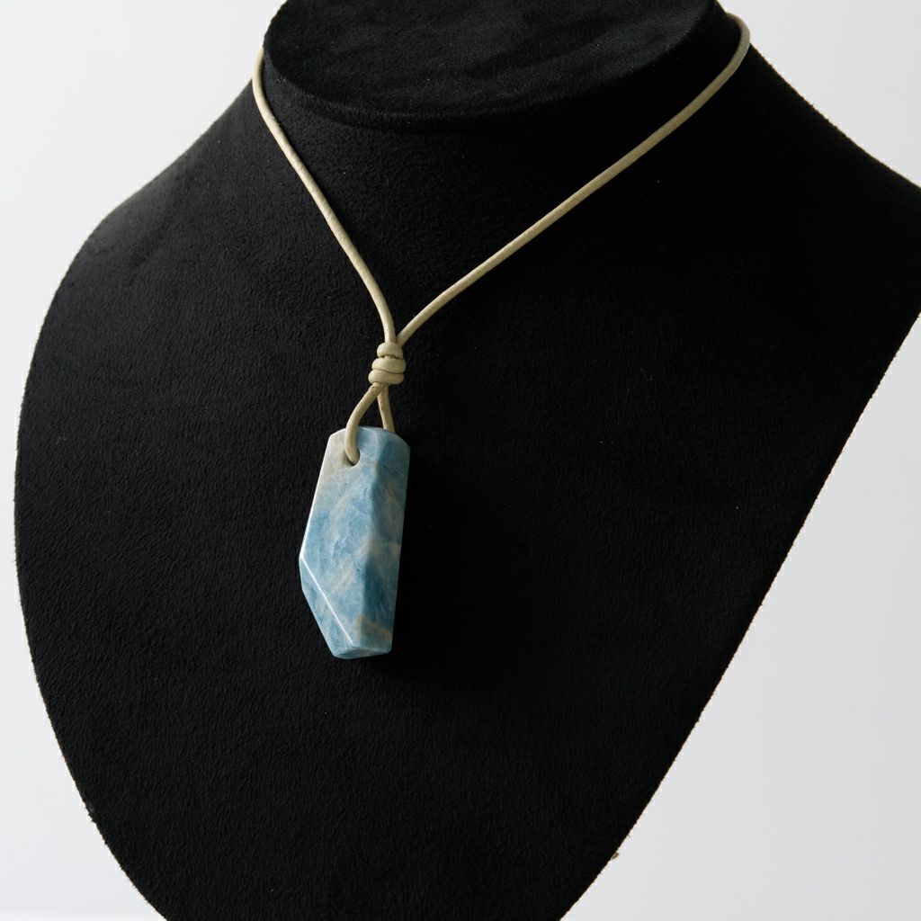 翡翠ペンダント