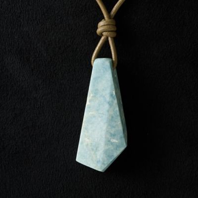 柚*桃様 天然石 こん沢翡翠青い尖った牙型ペンダント レザー紐付き 柚*桃様 天然石 こん沢翡翠青い尖った牙型ペンダント レザー紐付き